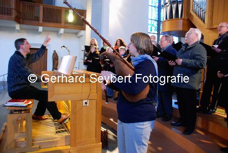 Kirchenchor St. martin Wankum kommt mit Dudelsack Messe Weeze 