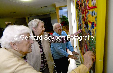 Ausstellung von Stickbildern im Seniorenheim