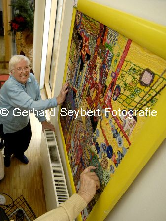 Ausstellung von Stickbildern im Seniorenheim