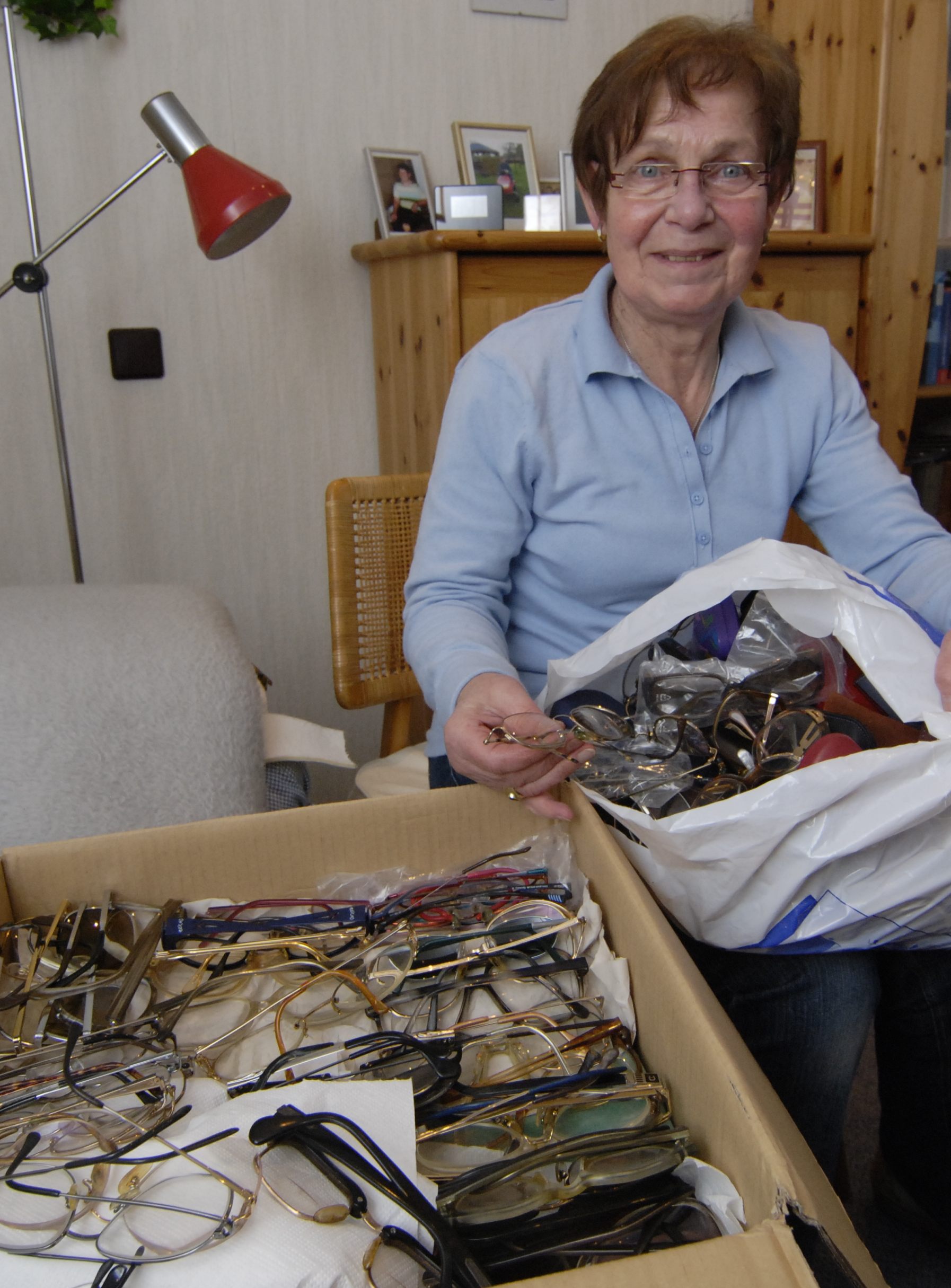 Hanni van Hall sammelt Brillen fr Dritte Welt