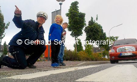 bung Zebrastreifen mit Polizei und Kindern