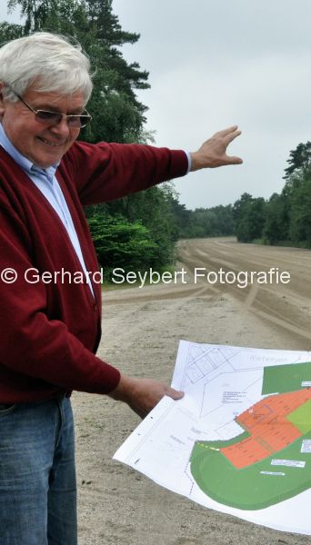 Heinz Verrieth im Traberpark mit Plan zum Campingplatz