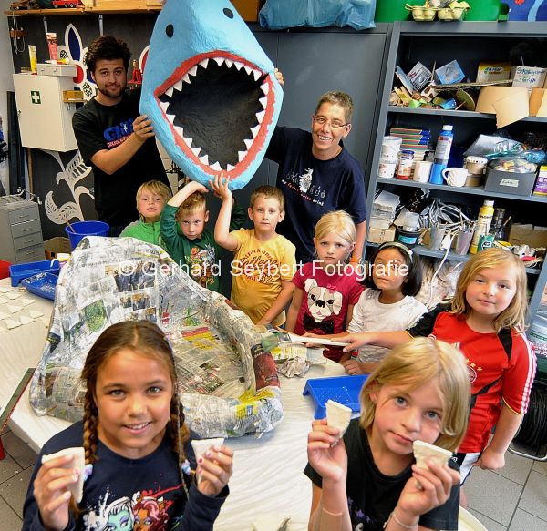 Ferienspa Issum Kinder basteln einen groen Haifisch-Kopf