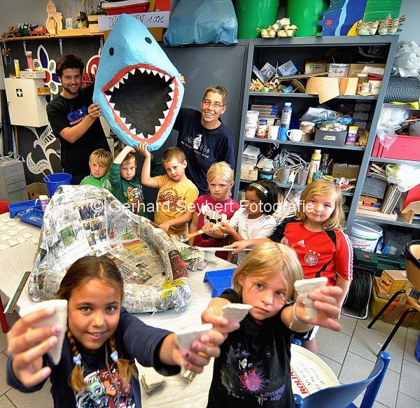 Ferienspa Issum Kinder basteln einen groen Haifisch-Kopf