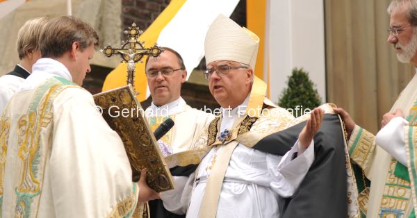 Kevelaer Pontifikalamt Bischof Dr. Heiner Koch erteilt Ppstlichen Segen
