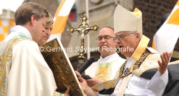 Kevelaer Pontifikalamt Bischof Dr. Heiner Koch erteilt Ppstlichen Segen