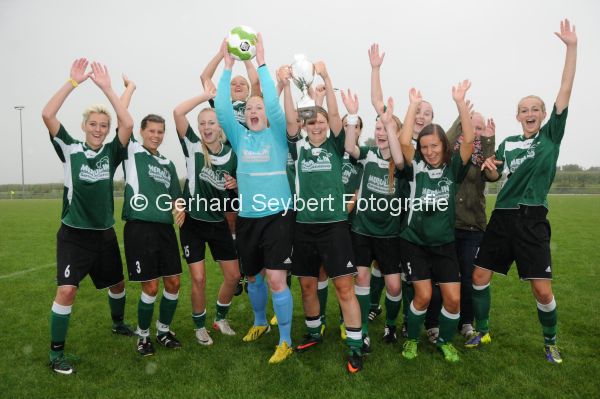 Winnekendonk: Fuball-Kreispokal Frauen, Siegerehrung des Gewinners