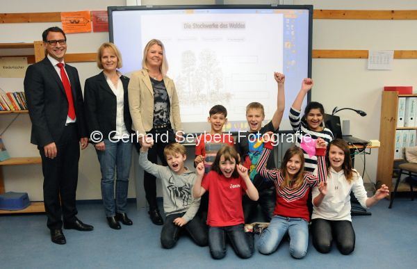 Weeze Marienwasserschule Sparkasse bergibt Whiteboard