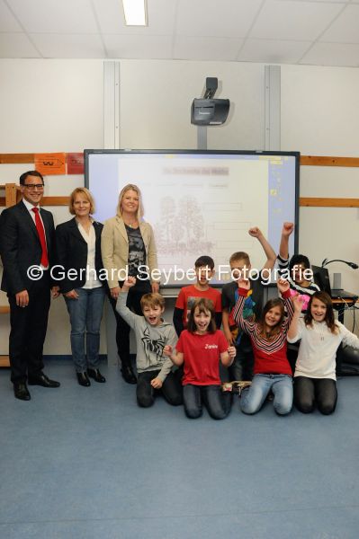 Weeze Marienwasserschule Sparkasse bergibt Whiteboard